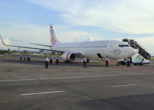 Binh lính Indonesia canh gác chiếc máy bay. Ảnh: Reuters