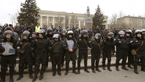 Cảnh sát chống bạo động giám sát cuộc tuần của cả 2 phe ủng hộ và chống đối ông Yanukovych tại Donetsk hôm 23-2. Ảnh: REUTERS