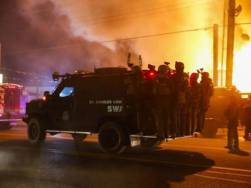 Cảnh sát đối phó làn sóng bạo động ở TP Ferguson Ảnh: EPA