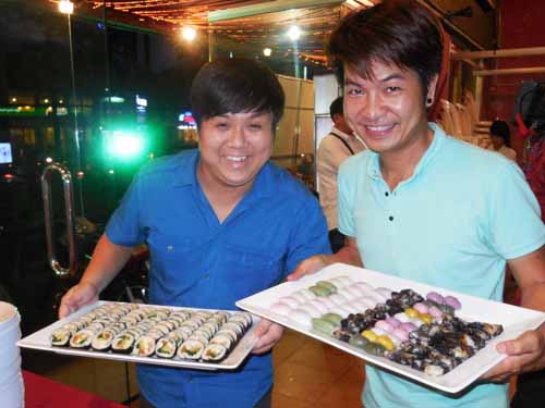 Diễn viên hài Gia Bảo và đạo diễn Ngọc Hùng chuẩn bị thức ăn đãi đồng nghiệp trong buổi ra mắt vở Chỉ có thể là yêu tại rạp Công Nhân