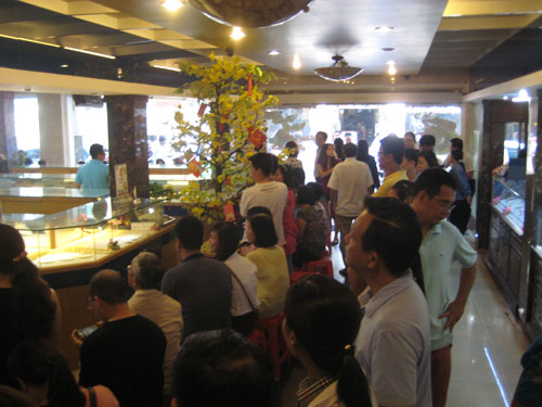 Hàng trăm người chờ đợi đến lượt mua vàng tại trụ sở của SJC ở TP HCM sáng ngày 9-2.