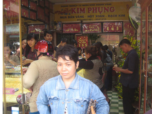 Tiệm vàng Kim Phụng ở quận Gò Vấp, TP HCM cũng đông đúc hơn bình thường