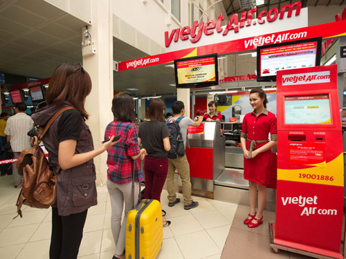 Hành khách làm thủ tục tại Vietjet Air Hành khách làm thủ tục tại Vietjet Air