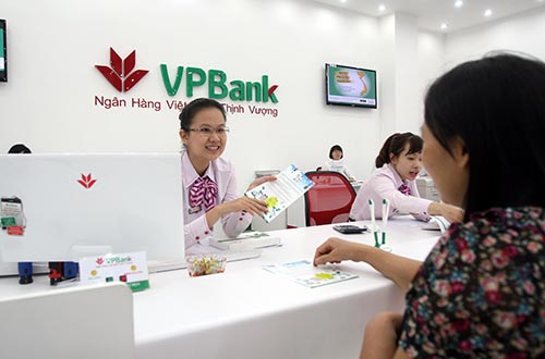 Khách hàng mở tài khoản tại VPBank