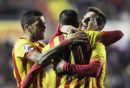 Messi (phải) tham gia vào cả ba bàn thắng của đội nhà