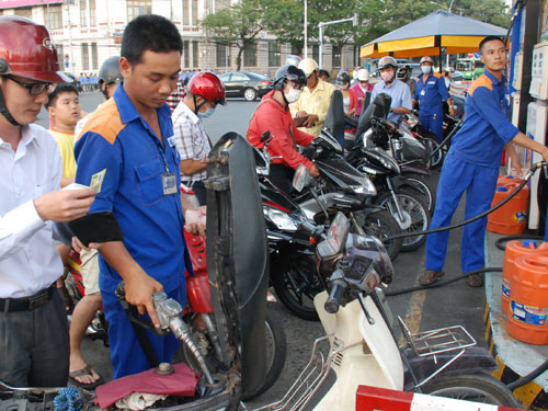 Bộ Tài chính đề nghị các doanh nghiệp xăng dầu đầu mối chưa tăng giá bán lẻ. Ảnh tư liệu