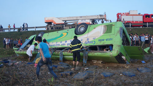 Chiếc xe khách lật ngửa dưới ruộng làm 1 người chết, 20 người bị thương
