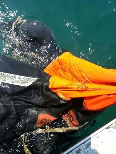 Một nhóm ngư dân Malaysia đã tìm thấy  một phao cứu sinh có dòng chữ “Boarding”

cách thị trấn Cảng Dickson (Malaysia) khoảng 19 km lúc 12 giờ trưa (giờ địa phương) ngày 11-3.

Ảnh: New Strait Times