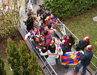 Nhóm ly khai người Tây Tạng tấn công đại sứ quán Trung Quốc (bôi đỏ) tại Munich, Đức ngày 17-3-2008. Ảnh: Tân Hoa Xã