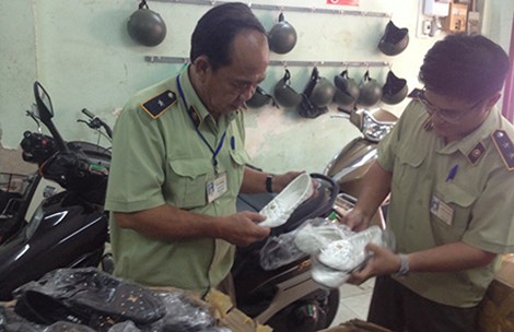 QLTT TP HCM thường xuyên phát hiện hàng lậu Trung Quốc. Ảnh: TÚ UYÊN