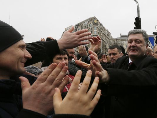 Tổng thống Ukraine Petro Poroshenko (bìa phải) tham dự lễ diễu hành hôm 22-2. Ảnh: AP