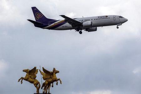 Một máy bay của hãng Thai Airways chuẩn bị hạ cánh ở sân bay Suvarnabhumi, Bangkok. Ảnh: Reuters