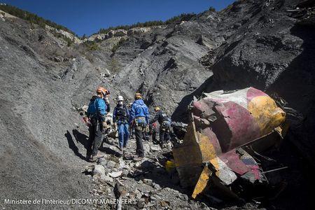 Nhân viên cứu hộ miệt mài thu gom mảnh vỡ máy bay. Ảnh: Reuters