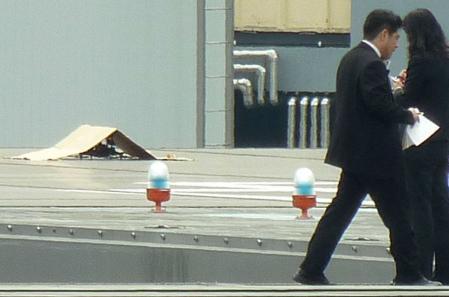 Chiếc UAV được phủ bìa các-tông tại hiện trường. Ảnh: Kyodo News