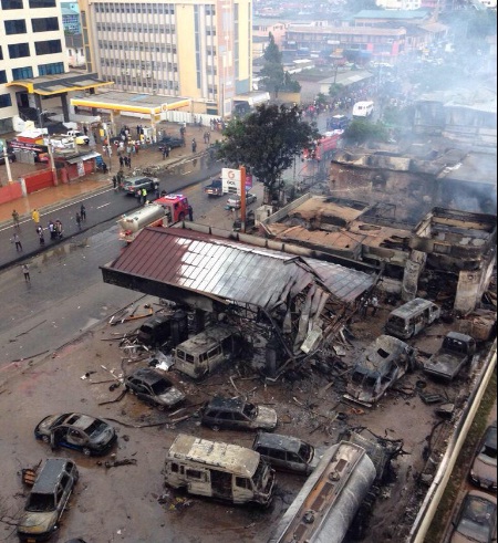 Hiện trường vụ nổ trạm xăng tối 3-6 ở thủ đô Accra của Ghana. Ảnh: Twitter