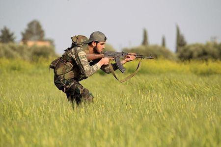Một phiến quân ôn hòa Syria đang tham gia khóa huấn luyện của Mỹ ở vùng nông thôn tỉnh Aleppo. Ảnh: Reuters