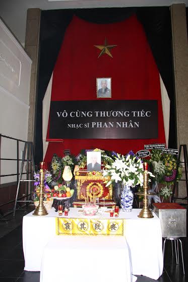 Linh cữu nhạc sĩ Phan Nhân.