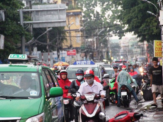 Giao thông hỗn loạn trong cơn mưa, nhiều người mệt mỏi về nhà trong buổi chiều của ngày đầu tuần