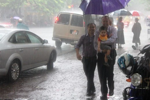 Gia đình Đại sứ đến chùa Quán Sứ đúng lúc cơn mưa tháng 7 trút xuống Hà Nội
