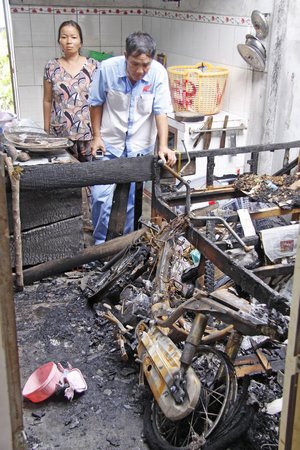 Kỹ thuật viên Công ty Tân Thành kiểm tra nguyên nhân xe cháy. 