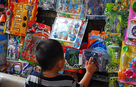 Đồ chơi Trung Quốc tràn ngập thị trường