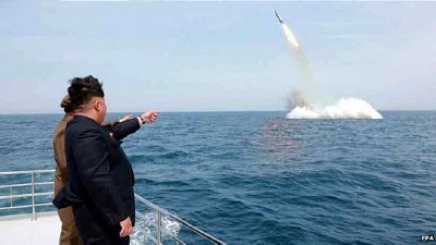 Nhà lãnh đạo Triều Tiên Kim Jong-un thị sát một cuộc phóng tên lửa từ tàu ngầm. Ảnh: EPA