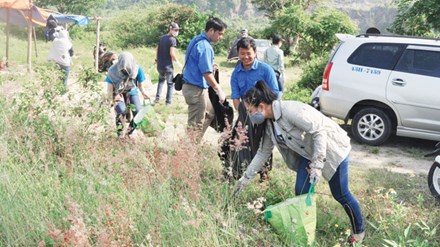 Bạn trẻ Đà Nẵng tình nguyện lên núi Sơn Trà nhặt rác. Ảnh: Green Viet.