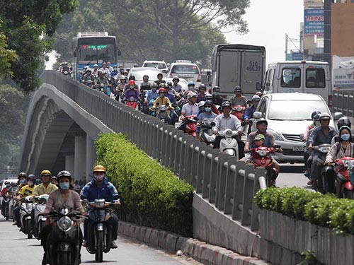 Cầu vượt trên đường 3 Tháng 2 có lan can rất thấp, gây bất an cho người tham gia giao thông Ảnh: HOÀNG TRIỀU