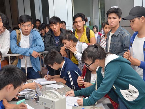 Thí sinh tranh nhau rút - nộp hồ sơ xét tuyển ở Trường ĐH Công nghiệp TP HCM Ảnh: TẤN THẠNH Thí sinh tranh nhau rút - nộp hồ sơ xét tuyển ở Trường ĐH Công nghiệp TP HCM Ảnh: TẤN THẠNH