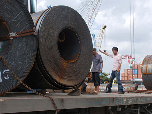 Thép từ Trung Quốc nhập khẩu vào Việt Nam trong năm 2014 lên đến 6,3 triệu tấn, trị giá hơn 3,8 tỉ USD Ảnh: TẤN THẠNH
