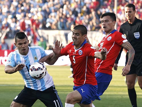 Aguero (trái) trong trận chung kết Copa America 2015 với Chile Ảnh: REUTERS