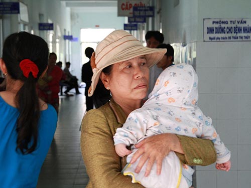 Số lượng trẻ em nhập viện tăng đột biến trong những ngày gần đây tại Bệnh viện Đa khoa Quảng Nam Ảnh: TRẦN THƯỜNG