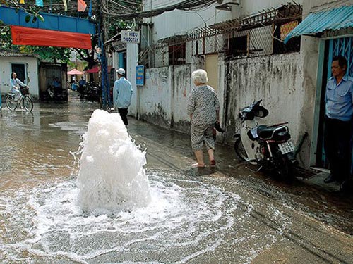 Người dân phải trả tiền cho lượng nước thất thoát như thế này  Ảnh: NGUYÊN QUỐC