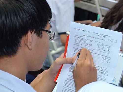 Học sinh Trường THPT Bùi Thị Xuân (TP HCM) làm hồ sơ thi THPT quốc gia 2015 Ảnh: TẤN THẠNH
