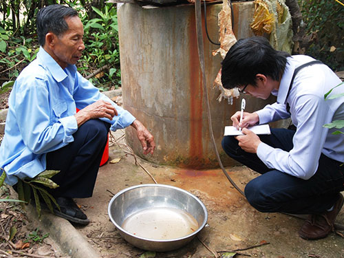 Nước giếng của gia đình ông Nguyễn Ngọc Nhân (thôn Thu Thừ) bốc mùi xăng dầu nồng nặc