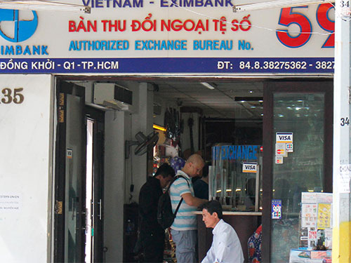 Một điểm thu đổi ngoại tệ trên đường Đồng Khởi, quận 1, TP HCM Ảnh: HOÀNG TRIỀU