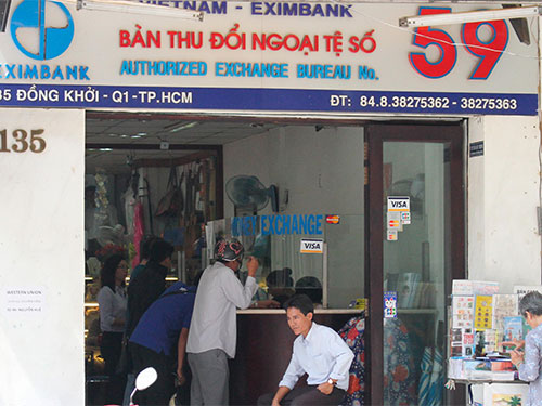 Một điểm thu đổi ngoại tệ trên đường Đồng Khởi, quận 1, TP HCM Ảnh: Hoàng Triều