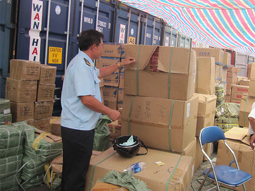 Cán bộ hải quan kiểm tra container hàng vô chủ tại cảng Sài Gòn. (Ảnh chỉ có tính minh họa)