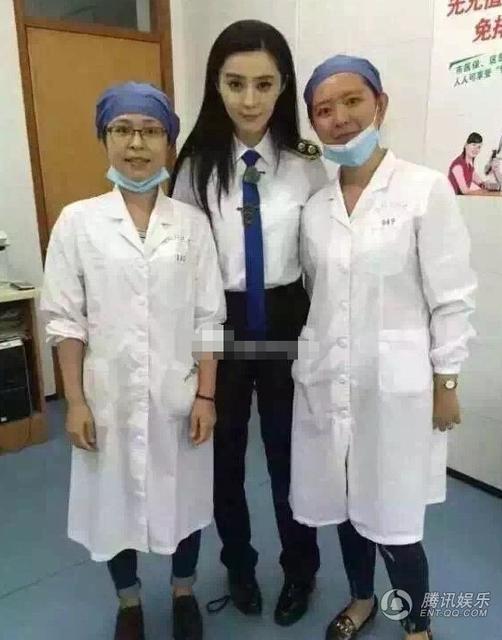Cô chụp ảnh với nhân viên bệnh viện