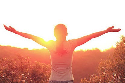 Phơi nắng được xem là cách hấp thu vitamin D đơn giản nhất Ảnh: 24REMEDY
