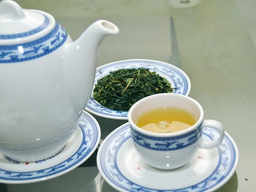 Ngoài tác dụng điều chỉnh nhịp tim, trà xanh (hoặc đỏ) còn giúp lợi tiểu Ảnh: TẤN THẠNH