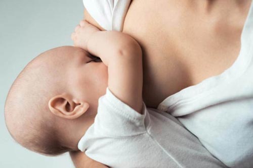 Sữa mẹ mang lại nhiều lợi ích lâu dài cho con trẻ Ảnh: MNT
