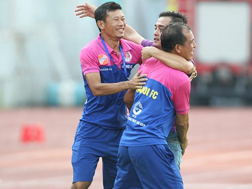 Các HLV của đội Hà Nội vui mừng sau khi sớm giành quyền lên chơi V-League 2016
  Ảnh: QUANG LIÊM