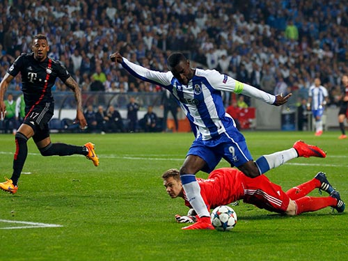 Jackson Martinez trong bàn ấn định chiến thắng 3-1 cho Porto Ảnh: REUTERS