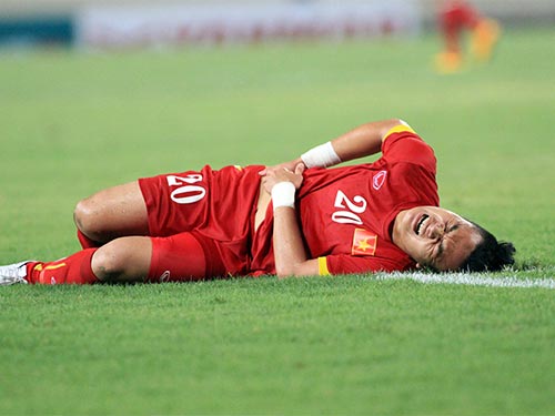 Bác sĩ chẩn đoán Phi Sơn vẫn kịp dự SEA Games sau khi bị chấn thương ở trận giao hữu hòa U23 Hàn Quốc 0-0 tối 9-5 Ảnh: HẢI ANH