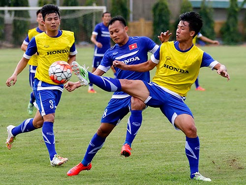 Sau buổi tập cùng tuyển Việt Nam trước trận giao hữu với Man City, Trọng Hoàng (8) bị rách cơ đùi
 Ảnh: HẢI ANH