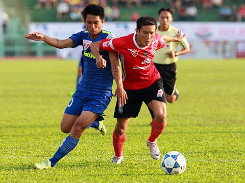 Không có trung vệ nước ngoài hỗ trợ, Văn Long (trái) vất vả trong trận HAGL thua ĐTLA 1-2 Ảnh: Quang Liêm Không có trung vệ nước ngoài hỗ trợ, Văn Long (trái) vất vả trong trận HAGL thua ĐTLA 1-2 Ảnh: Quang Liêm