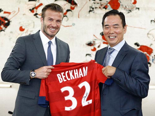 Chủ tịch CFA Cai Zhenhua và Beckham nhân sự kiện bóng đá quốc tế tại Trung Quốc Ảnh: Huffpost Chủ tịch CFA Cai Zhenhua và Beckham nhân sự kiện bóng đá quốc tế tại Trung Quốc Ảnh: Huffpost