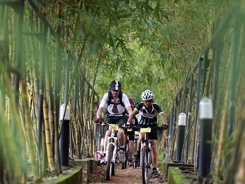 Tay đua nước ngoài tham gia tranh tài tại cuộc đua xe đạp địa hình ở quận 9, TP HCM