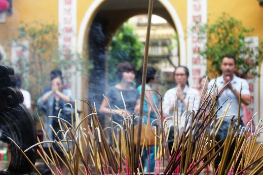 Cũng trong ngày này, rất đông người dân đến chùa Quán Sứ làm lễ Vu lan